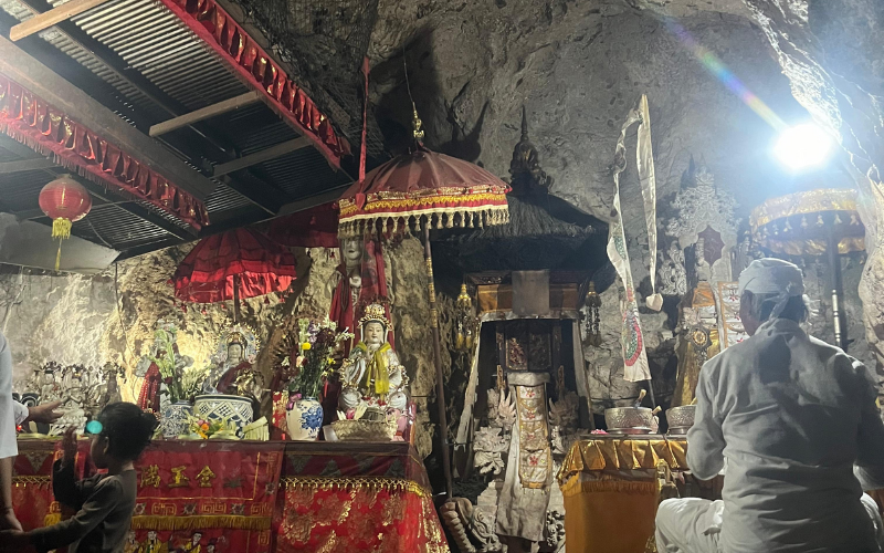 Pura Goa Giri Putri